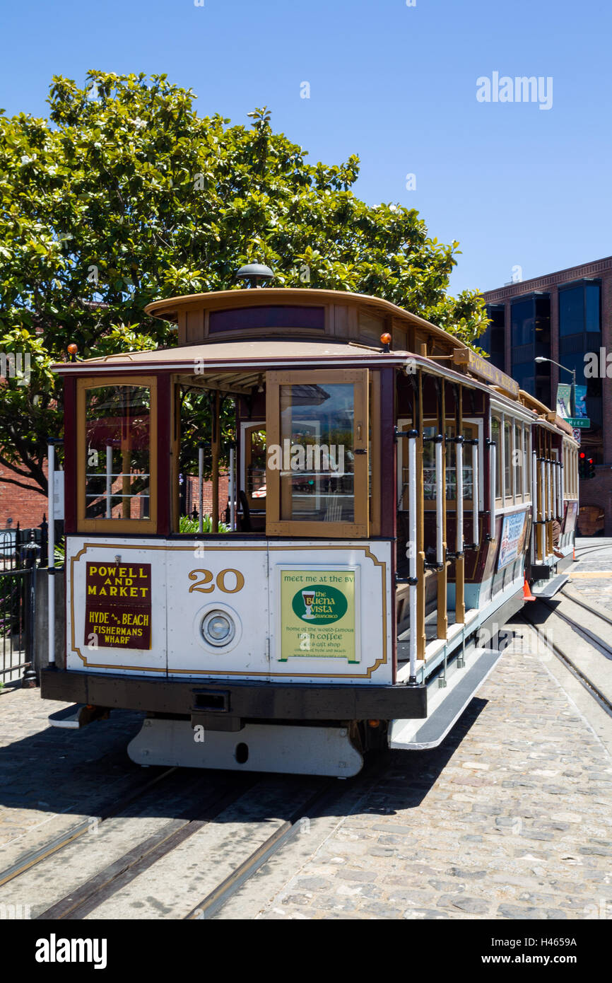 Cable Car of the PowellHyde Linie on the Turntable at Hyde Street in Fishermans Wharf, San