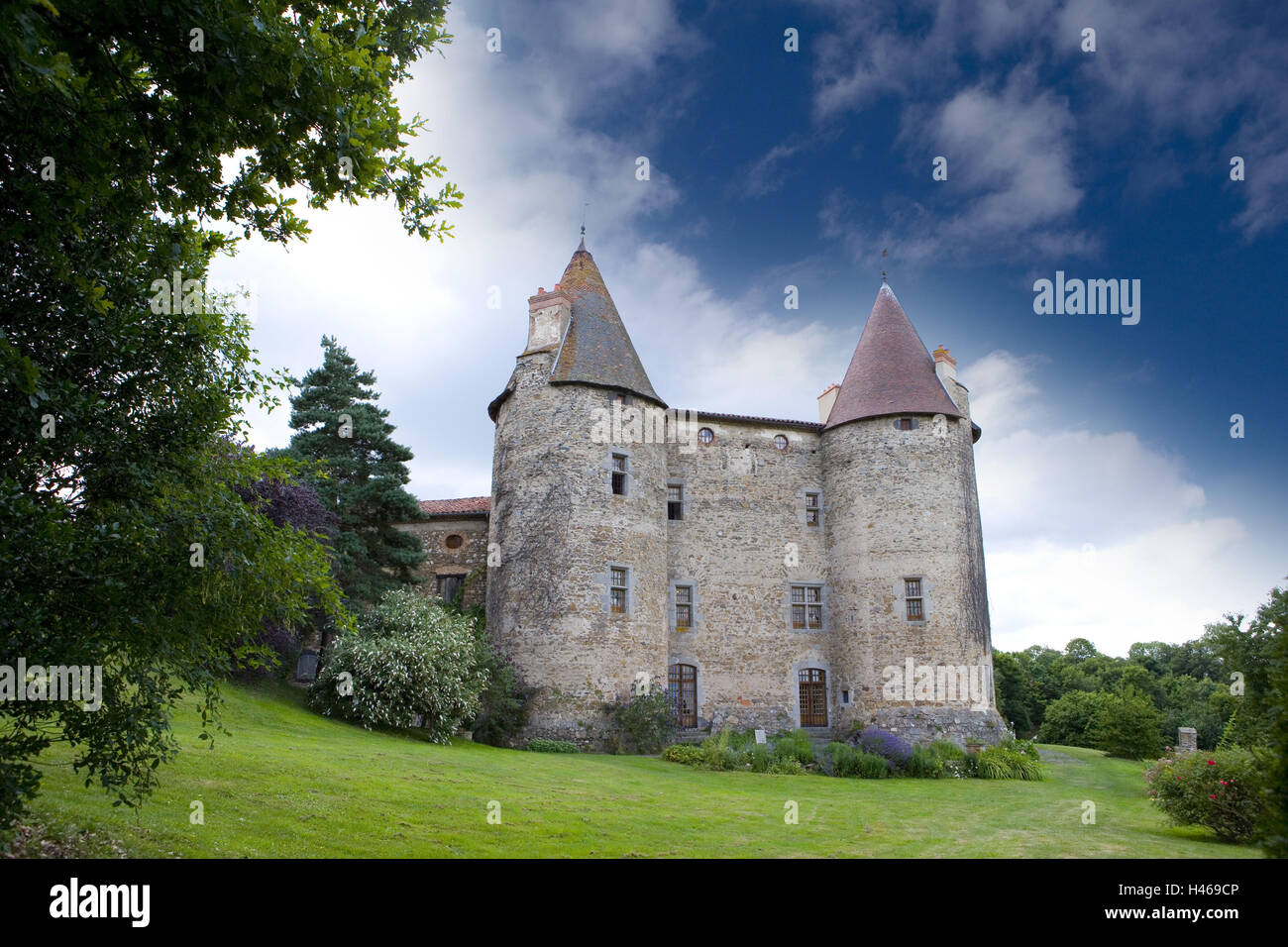 France, Auvergne, Haute-Loire, Brioude, Chateau de reading pinnace, twin towers, Stock Photo