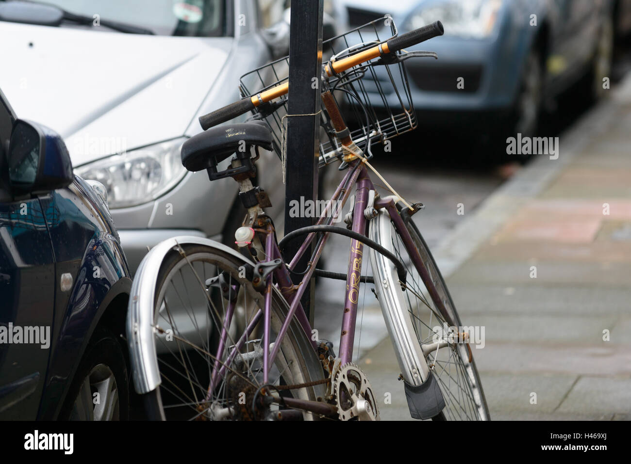 Bicycle locked to lamp post, Rock Street, Kemptown, Brighton, UK Stock