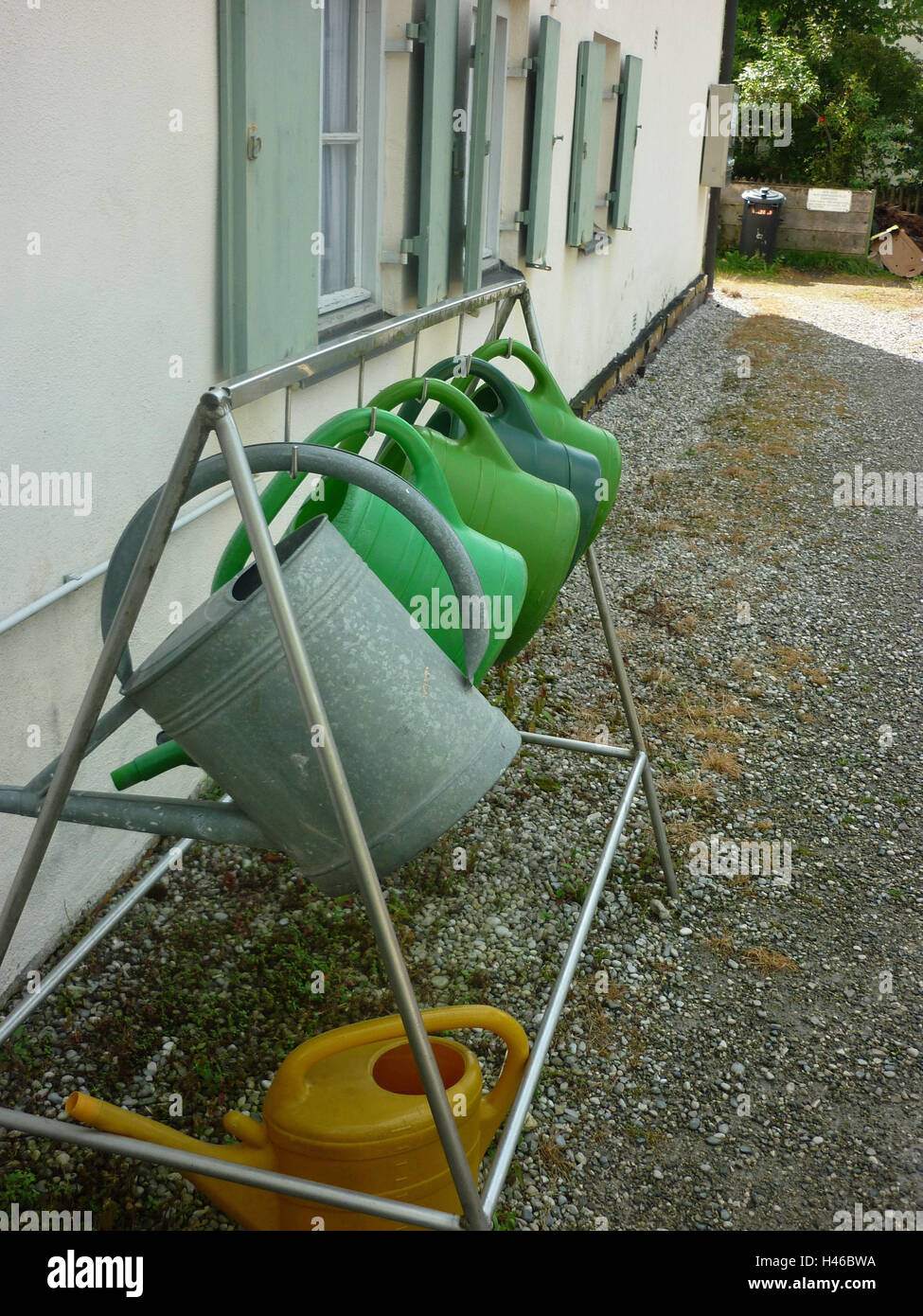 Cemetery, watering cans, tin watering can, plastic watering cans, device, hang, cemetery watering cans, pots, green, icon, conception, tomb care, gardening, water, cast, Blumengießen, Stock Photo