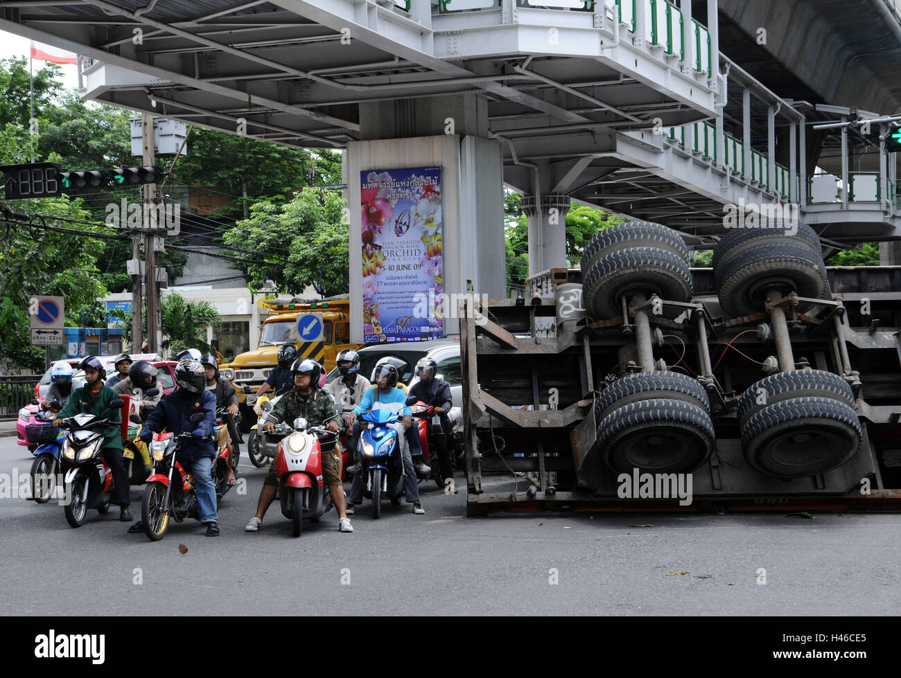 Thailand, accident, truck, tipped over, teenager, motorbike, motorbike, motorcycle scooter, truck, truck, vice, traffic, two-wheeled vehicles, traffic, accident place, wilful damage to property, person, helmets, helmet, Stock Photo
