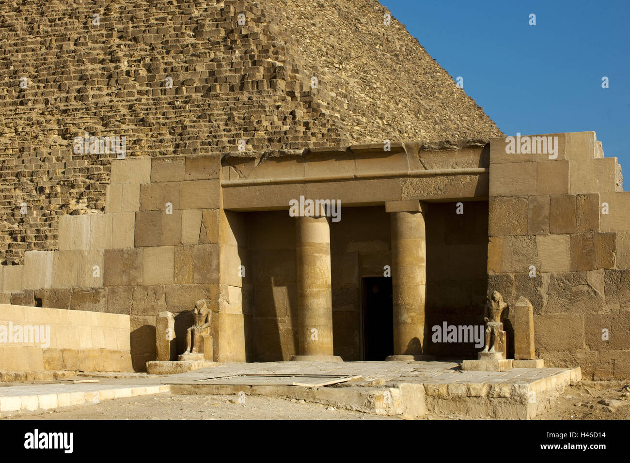 Egypt, Cairo, Gizeh, tomb on the southeast page the Cheops pyramid ...