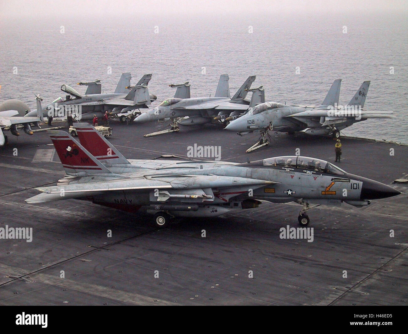 22nd March 2003 Operation Iraqi Freedom: an F-14 Tomcat taxis on the USS Abraham Lincoln in the Persion Gulf. Stock Photo