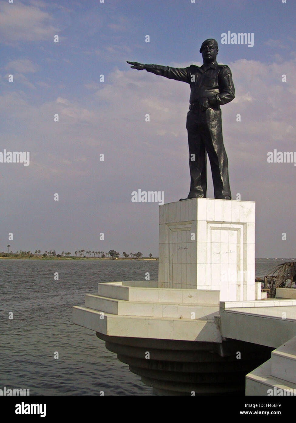 13th April 2003 A statue of Saddam Hussein pointing towards Iran on the Shatt al-Arab waterway in Basra. Stock Photo