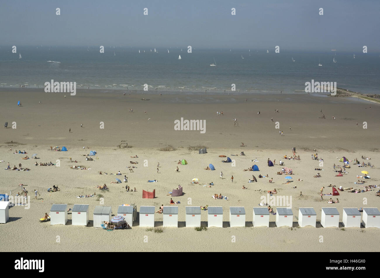 Belgium, Flanders, Newport, beach, tourists, sea, Vlaanderen, destination,  sandy beach, sea, view, beach small house, tourism, Baders, people, boats,  hazy Stock Photo - Alamy