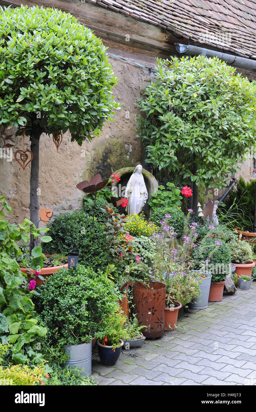 Germany, Bavaria, Sommerach (village), backyard, flowerpots, flowers, blossom, Lower Franconia, house, exterior wall, defensive wall, wall of a house, old, court, entrance, entrance, flowerpots, plants, passed away, Madonna, statue, stone, paving-stones, Stock Photo