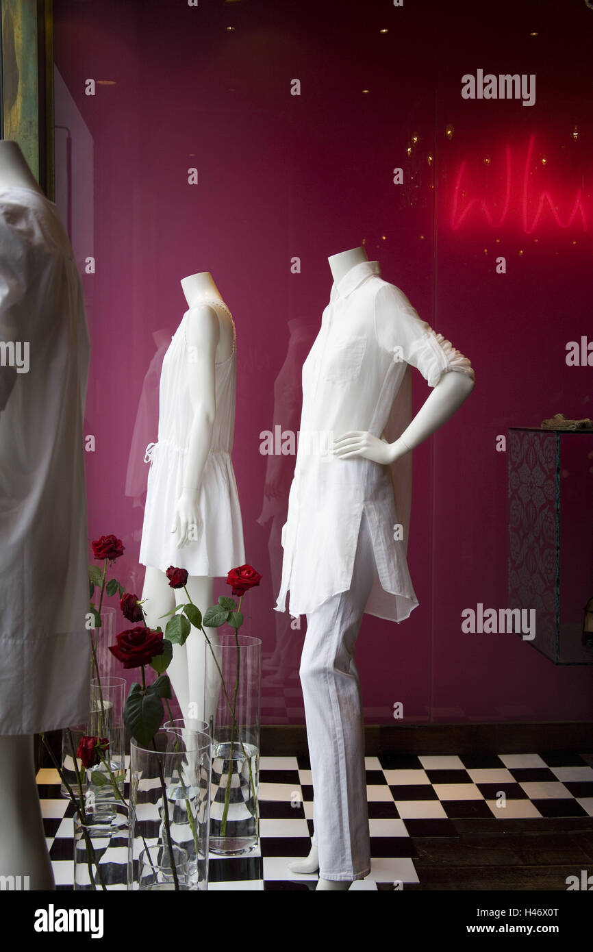 Shopwindow, mannequins, mannequins, vases, roses, flowers, clothes, white Stock Photo Alamy