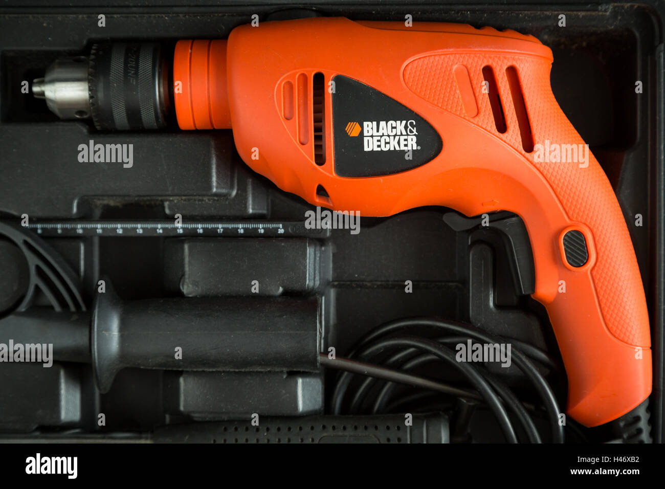 https://c8.alamy.com/comp/H46XB2/black-decker-tool-hammer-drill-kit-with-accessories-H46XB2.jpg