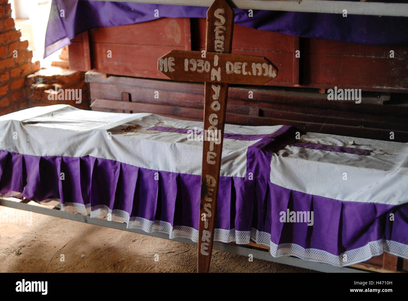 RWANDA Genocide memorial Ntarama , during the genocide in april 1994 5000 Tutsi people were killed by Hutu murder in this church / RUANDA Ntarama , Mahnmal fuer die Opfer des Genozid  , waehrend des Voelkermord wurden in der Kirche von Ntarama 5000 Zuflucht suchende Tutsi Maenner Frauen und Kinder im April 1994 von Hutu Milizen ermordet Stock Photo