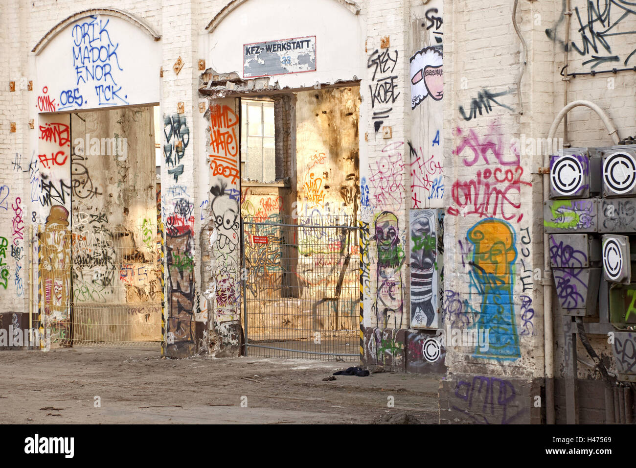 Ruin, graffiti, outside, architecture, nobody, building, smears, full-scrawled, the FRG, Germany, Europe, Berlin, Friedrich's grove, vehicle garage, garage, Stock Photo