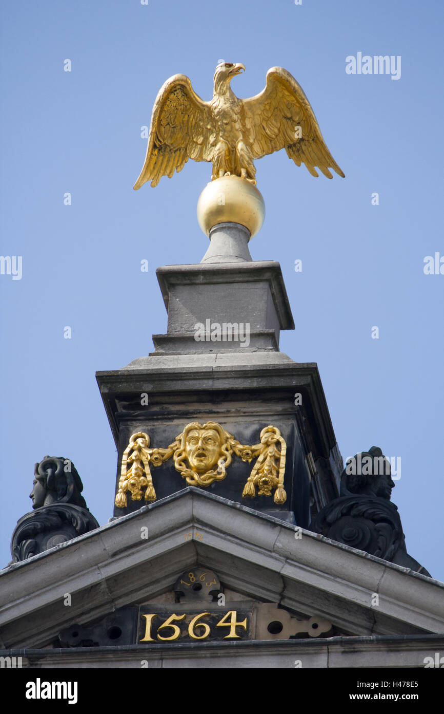 Gold statue hires stock photography and images Alamy