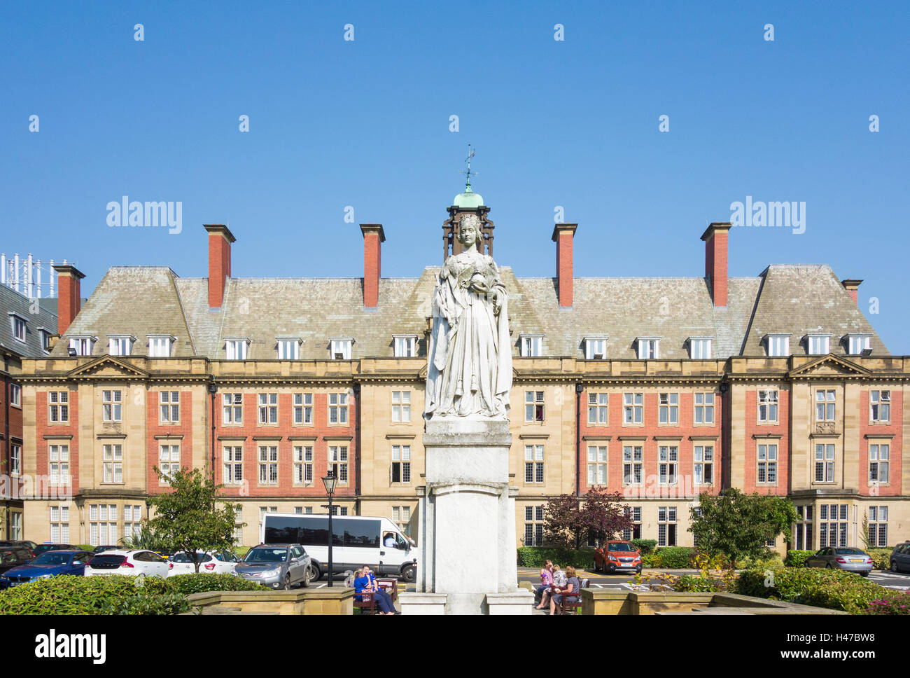 Statue of a young Queen Victoria in the grounds of the Royal Victoria Infirmary (RVI) in Newcastle upon Tyne. UK Stock Photo