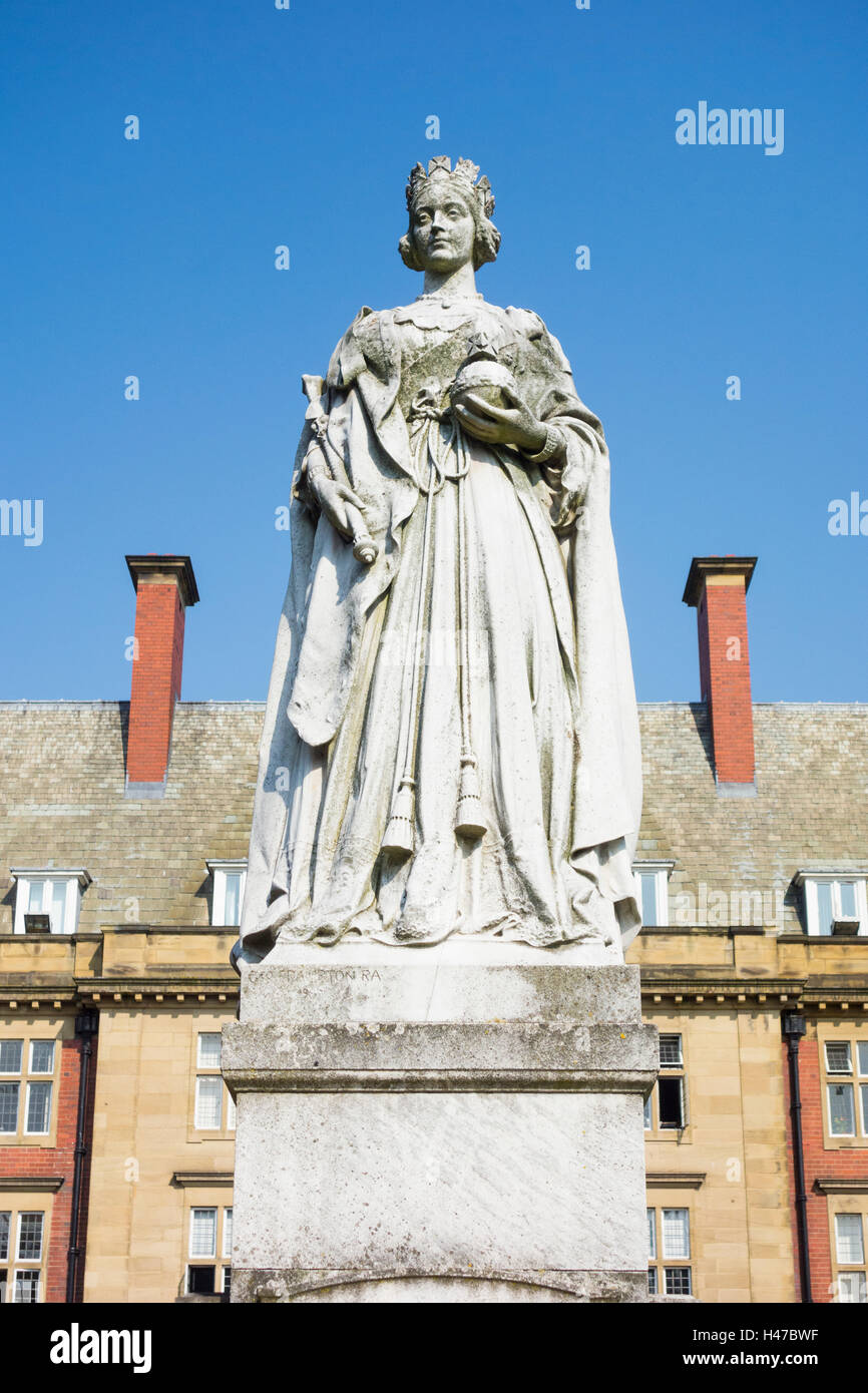 Statue of a young Queen Victoria in the grounds of the Royal Victoria Infirmary (RVI) in Newcastle upon Tyne. UK Stock Photo