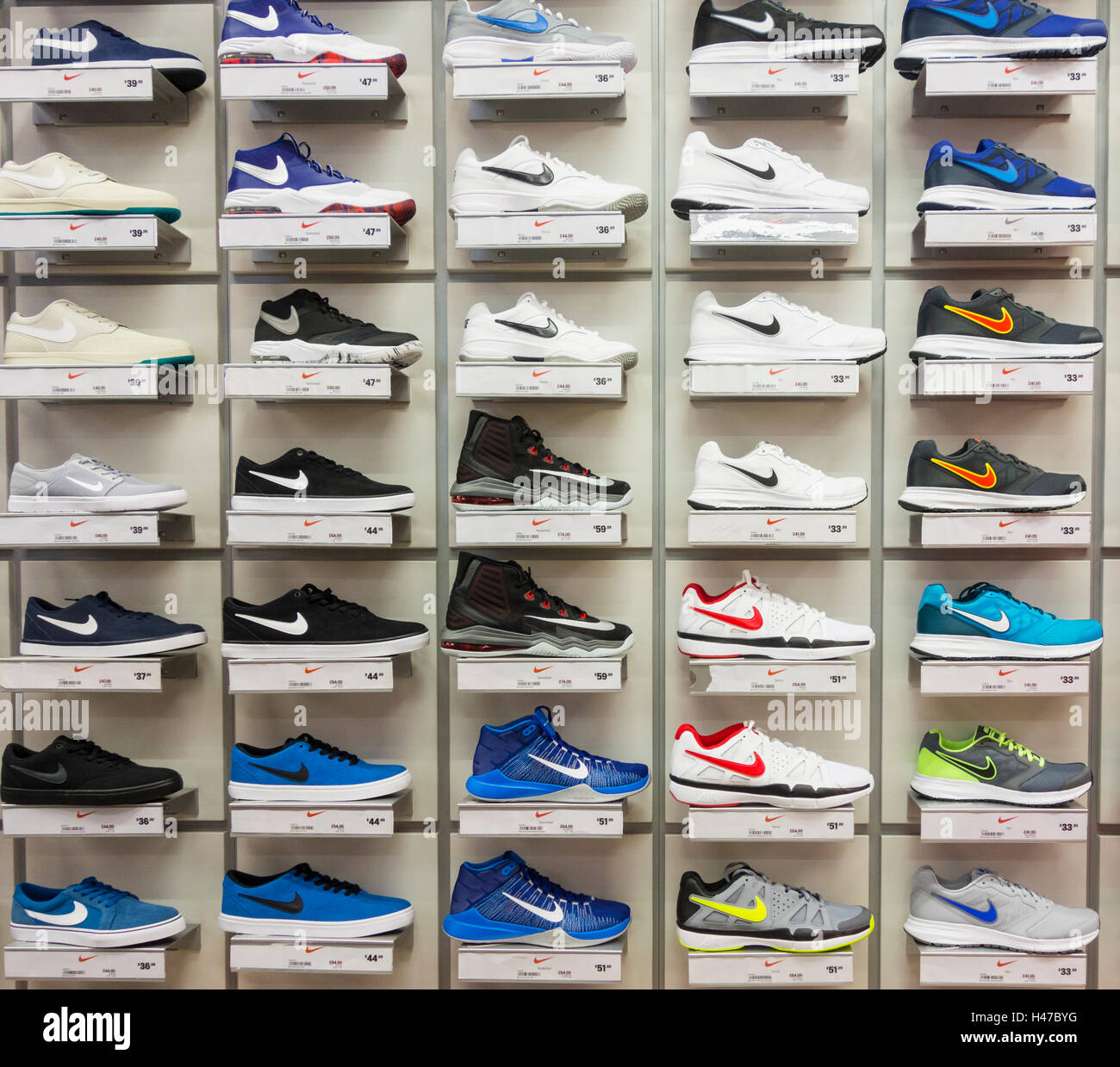 Vervloekt Het eens zijn met Missionaris Nike footwear display in Sports Direct store. UK Stock Photo - Alamy