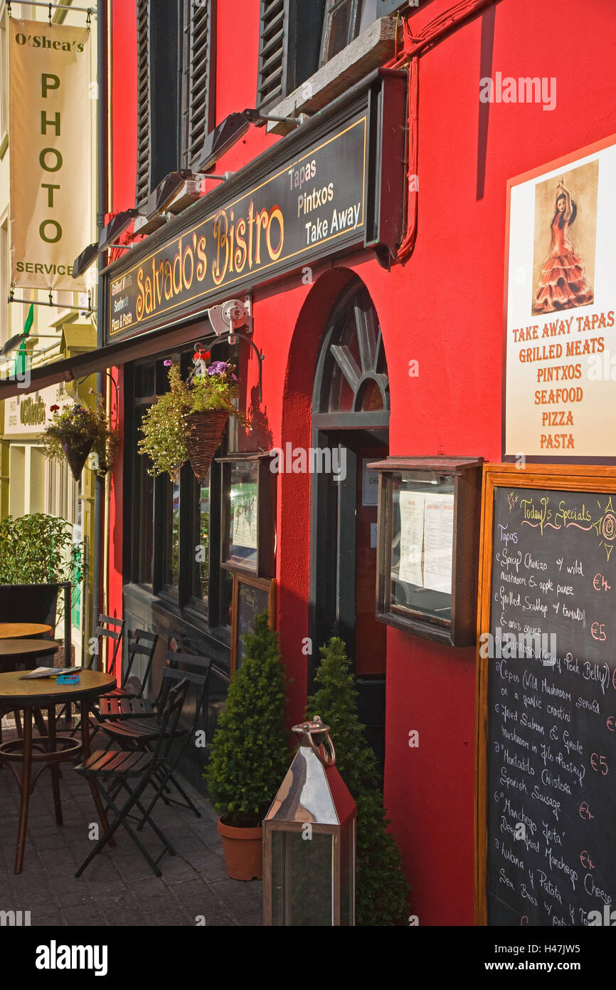 Ireland, Kenmare, bar, outside Stock Photo Alamy