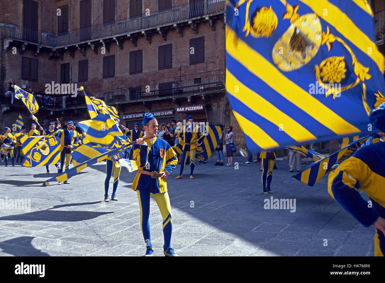 Italy, Tuscany, Siena, flag swing, Contrade, Contrade, Tartuca, feast,  procession, costumes, historically, place of interest, tourism, person,  tourist, space Stock Photo - Alamy