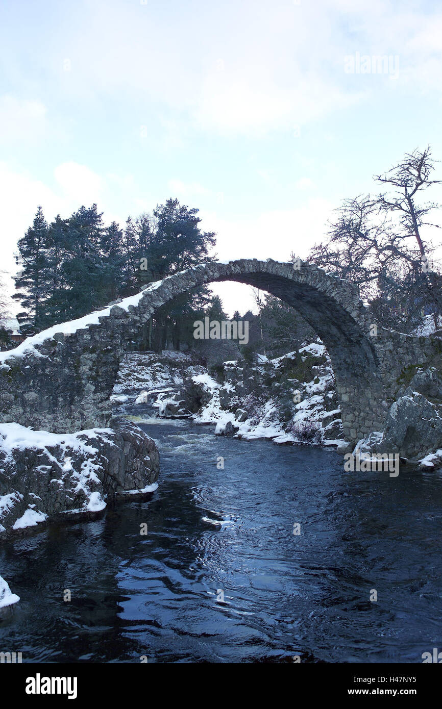 Scotland, Inverness, Carrbridge, river, Inverness-Shire, highlands, bridge, winter, snow, scenery, wildly, earthy, rough, snow-covered, quietly, outside, place of interest, travel, vacation, historically, considerably, attraction, tourism, bridge, stone b Stock Photo