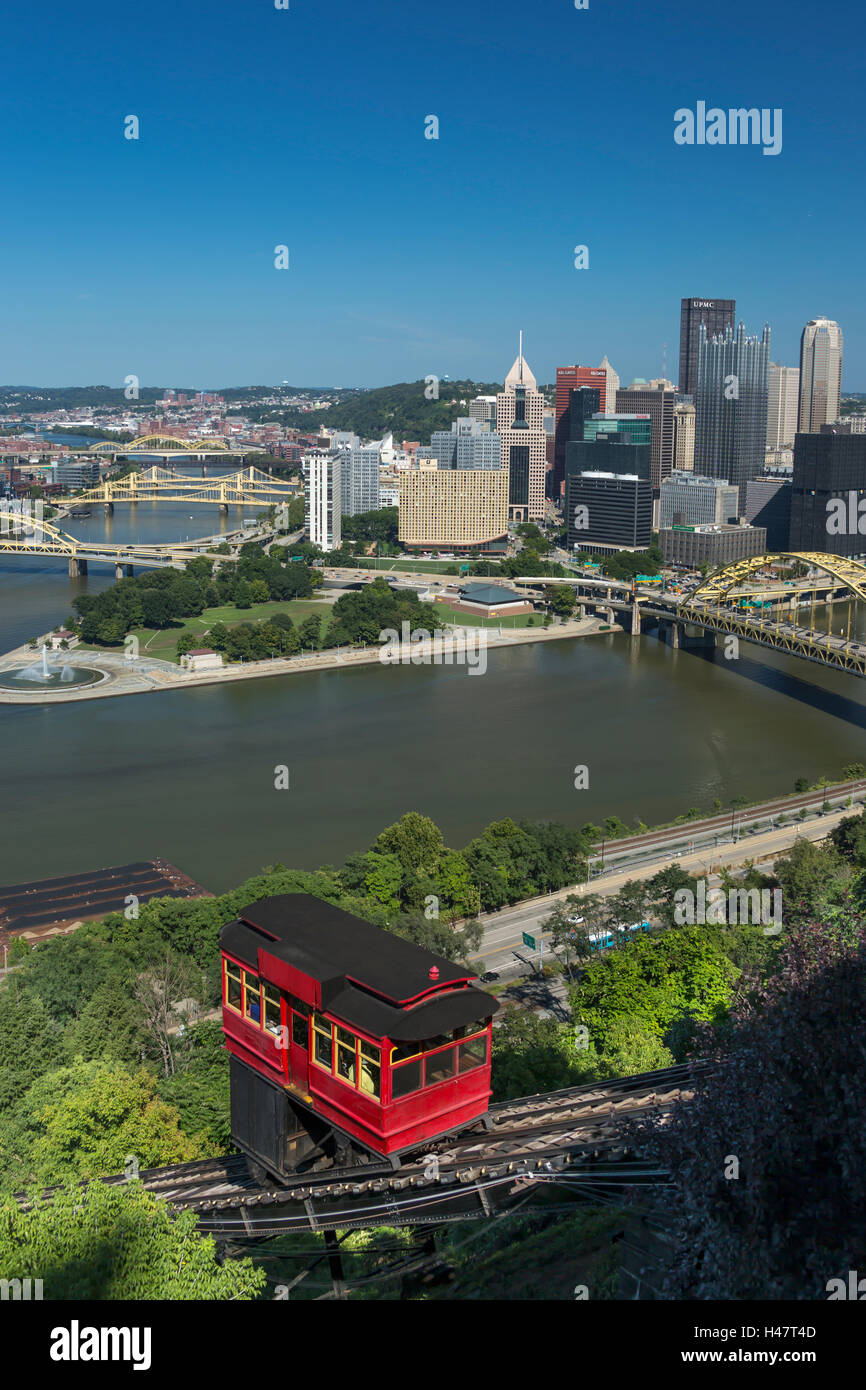 DUQUESNE INCLINE RED CABLE CAR (© DUQUESNE HEIGHTS INCLINE PRESERVATION SOCIETY 1964) PITTSBURGH SKYLINE PENNSYLVANIA USA Stock Photo
