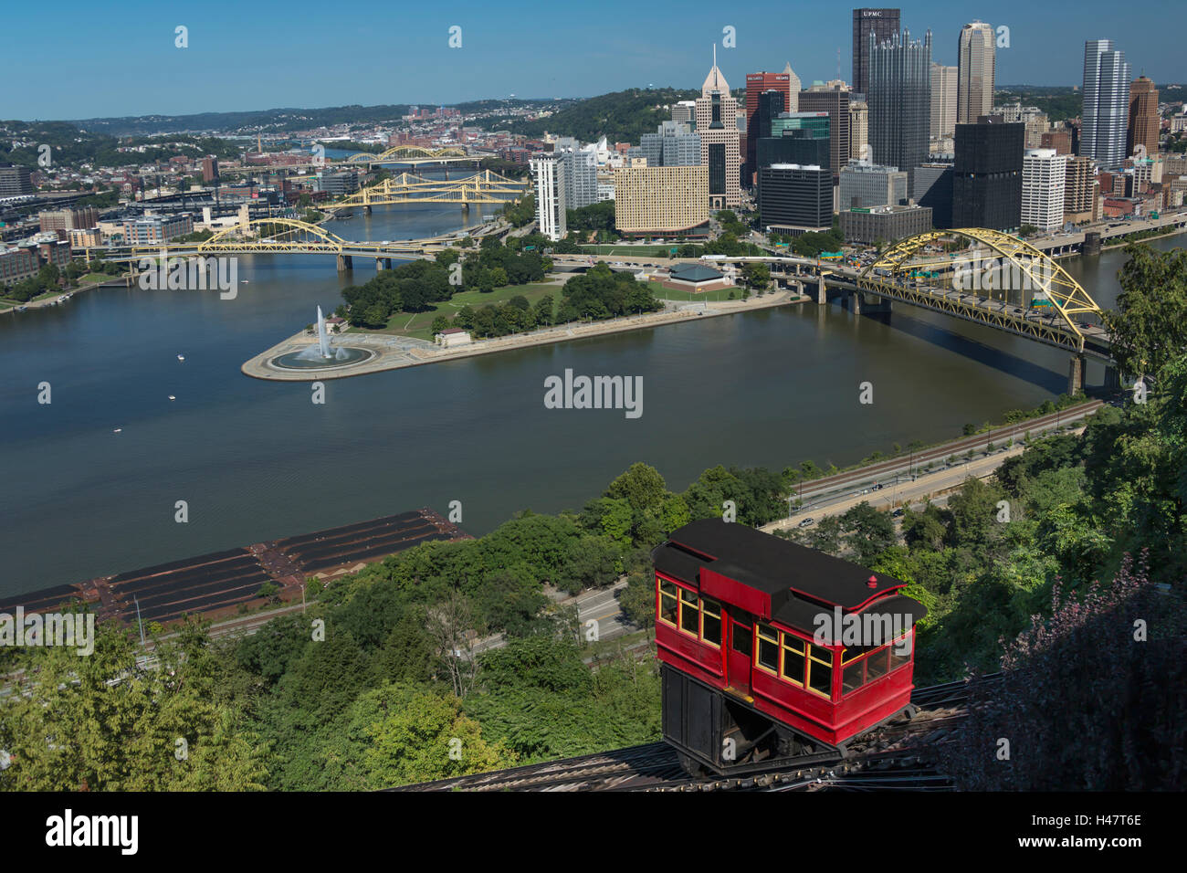 DUQUESNE INCLINE RED CABLE CAR (© DUQUESNE HEIGHTS INCLINE PRESERVATION SOCIETY 1964) PITTSBURGH SKYLINE PENNSYLVANIA USA Stock Photo