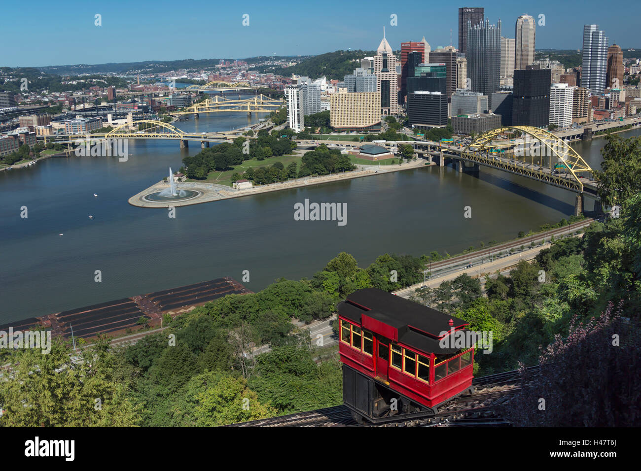 DUQUESNE INCLINE RED CABLE CAR (© DUQUESNE HEIGHTS INCLINE PRESERVATION