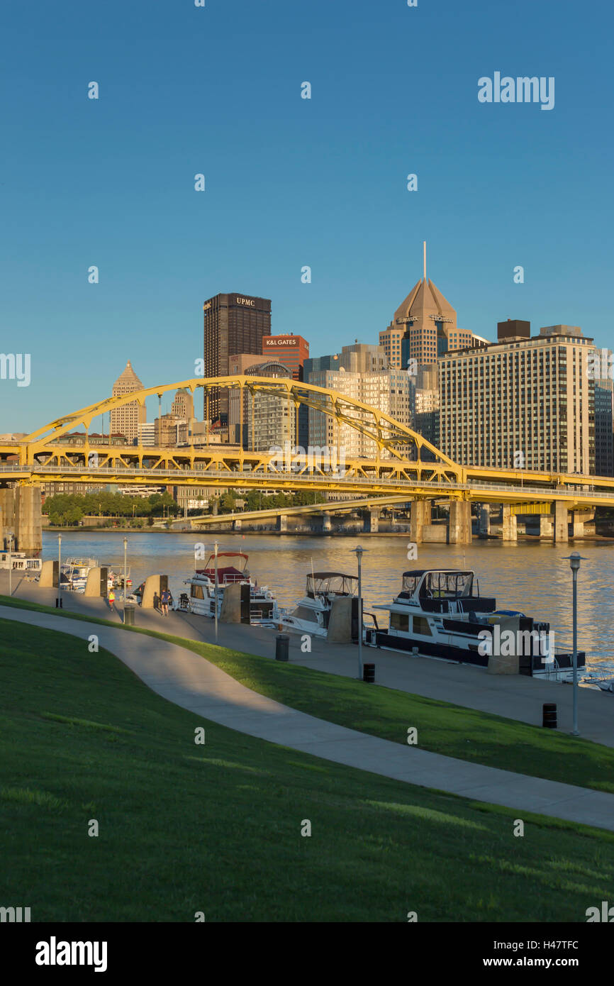 NORTH SHORE RIVERFRONT PARK ALLEGHENY RIVER DOWNTOWN SKYLINE PITTSBURGH PENNSYLVANIA USA Stock Photo