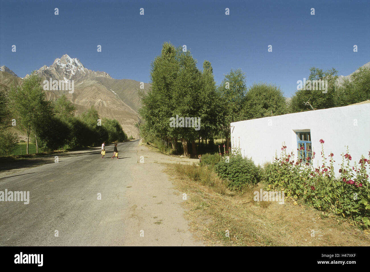 Tajikistan, the Pamir, Pamir highway, street, village, residential house, children, Asia, Central Asia, Central Asia, high mountain country, Hochgebirge, the Pamir mountains, traffic route, highway, traffic facility, avenue, person, Pamiri, house, Pamiri house, architecture, flat roof, typically, traditionally, remotely, rurally, mountains, scenery, loneliness, Stock Photo