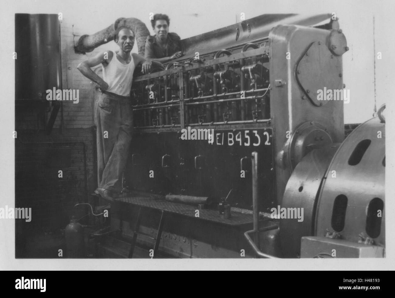 Unidentified Egyptian engineers standing next to a Mirrlees  Blackstone diesel generator. Photo taken in 10 Base Ordnance Depot Royal Army Ordnance Corps (RAOC) camp at Geneifa Ismailia area near the Suez Canal 1952 Egypt Stock Photo