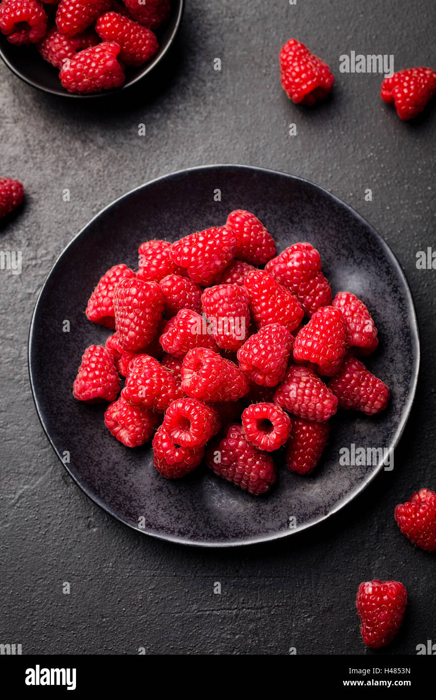 Fresh raspberries on a black bowl. Top view Stock Photo - Alamy