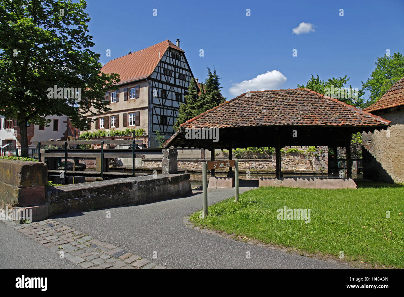 France, Alsace, Wissembourg, white castle, white castle, S'Bruch, part town rupture, rupture fourth, restaurant Caveau you Châtelet, river loud, water mirroring, half-timbered house, Stock Photo
