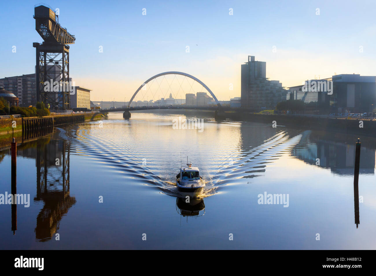 Early morning sunrise and mist over the River Clyde with the Anderston Crane and Arc (Squinty) Bridge, Glasgow, Scotland, UK Stock Photo