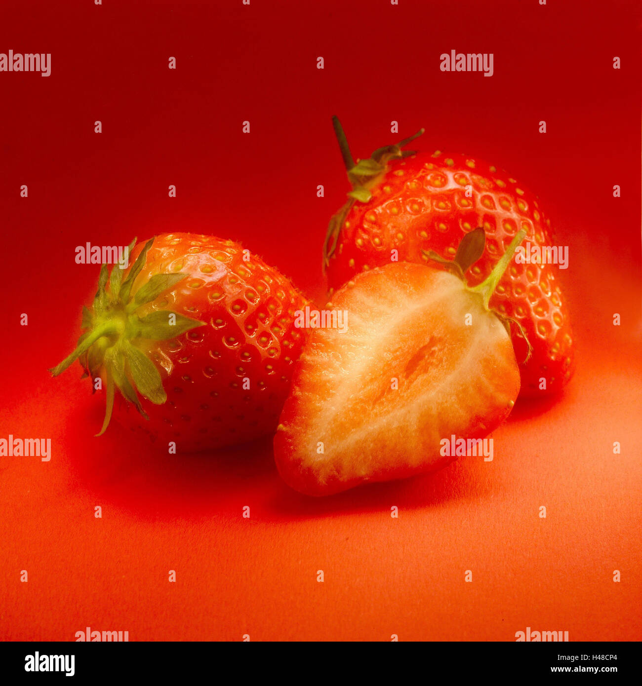Half strawberries hi-res stock photography and images - Alamy