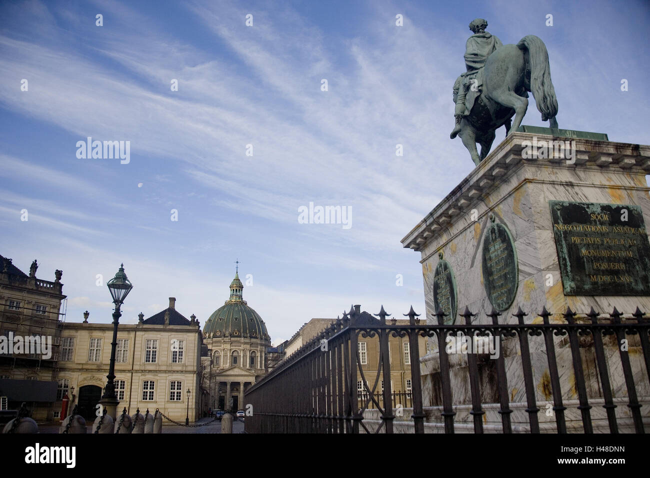 Denmark, Copenhagen, Amalienborg slot, forecourt, equestrian statue ...