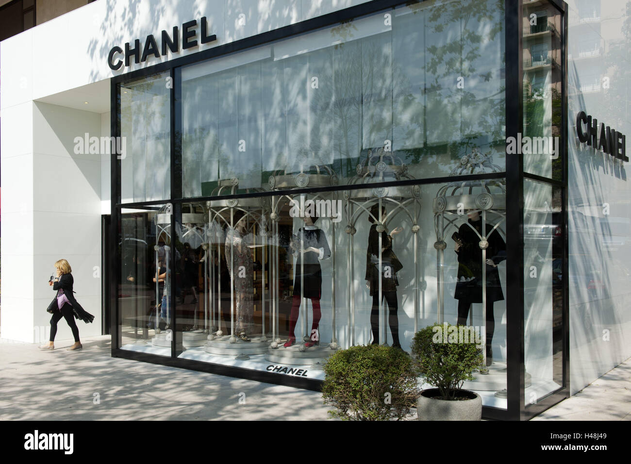 Turkey, Istanbul, Nisantasi, Abdi Ipekci Caddesi, customers in front of  Coco Chanel boutique Stock Photo - Alamy