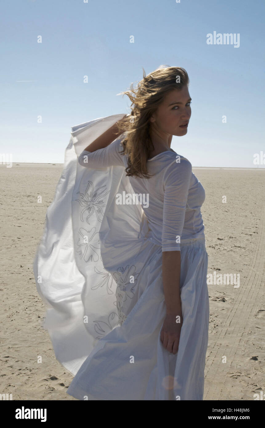 Woman in white dress beach hi-res stock photography and images - Alamy