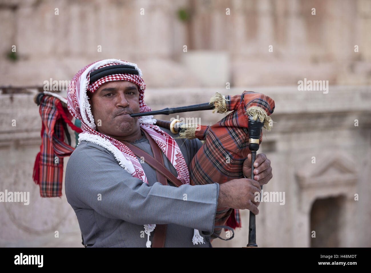 Jordan, antique city of Gerasa, bagpipes player Stock Photo Alamy