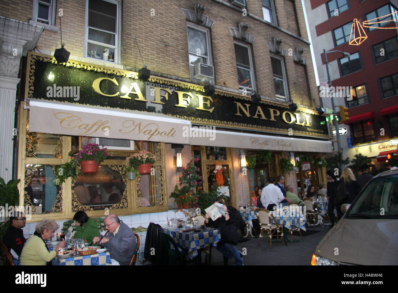 The USA, New York city, Manhattan, Little Italy, street cafe, guests, dusk, no model release, North America, town, place of interest, part town, building, houses, awning, person, tourist, bar, gastronomy, restaurant, outside, lights, dusk, Stock Photo