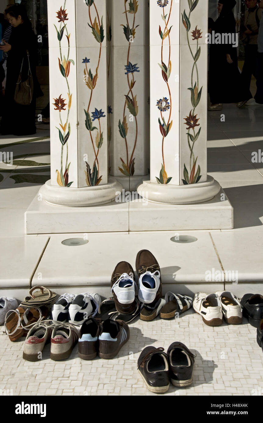 VAE, Abu Dhabi, big mosque, 'Sheikh Zayed Grand Mosque', shoes Stock Photo Alamy