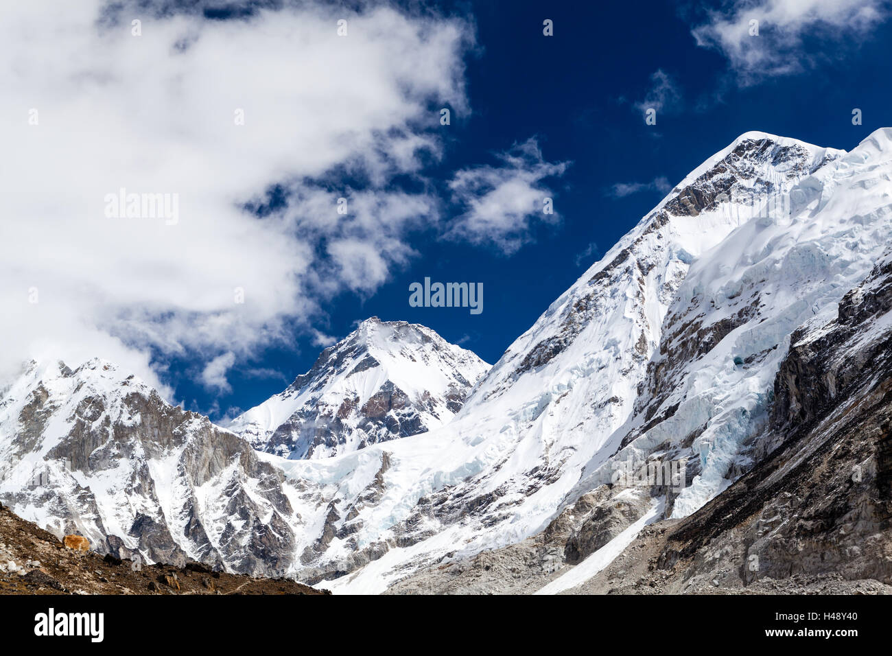Himalaya avalanche hi-res stock photography and images - Alamy