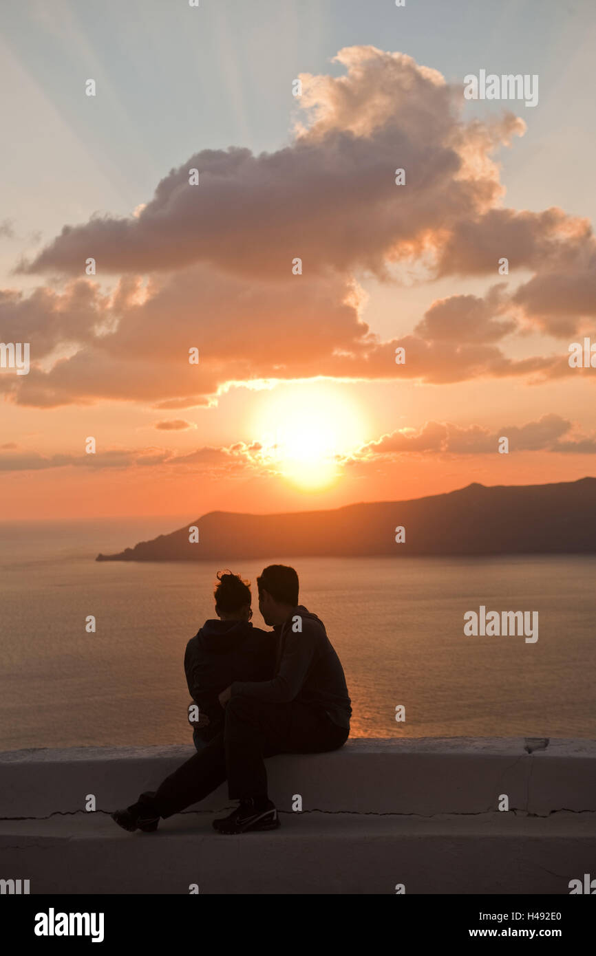 Greece, the Cyclades, Santorini, Imerovigli, couple on the lookout in front of the Theoskepasti church in the Skaros rock, Stock Photo