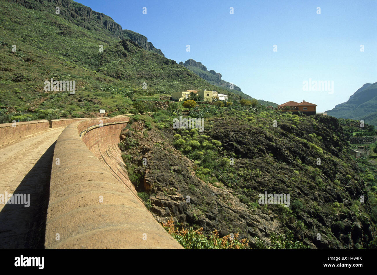 Spain, Canary islands, grain Canaria, Ayagaures, traffic jam defensive wall, mountain landscape, the Canaries, island group, island, Ayagaures, reservoir defensive wall, dam, traffic jam plant, stop structure, crest, street, houses, mountain hamlets, reservoir, water reservoir, nobody, mountains, mountains, scenery, Stock Photo