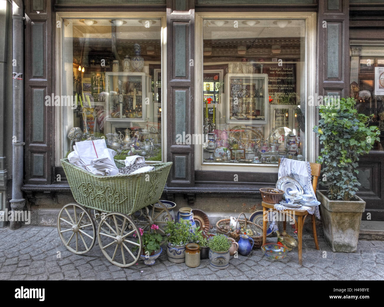 Shop window displays hi-res stock photography and images - Alamy