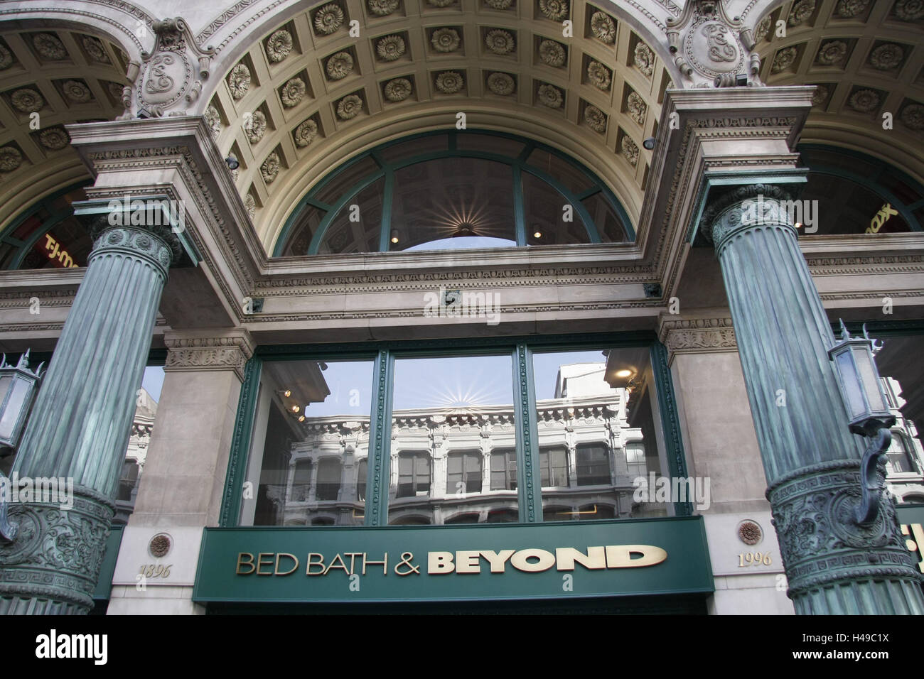 The USA, New York, Broadway, department store, input, pillar, detail
