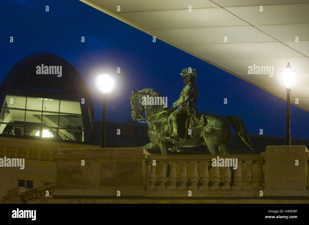Austria, Vienna, space Albertina, bleed statue the Habsburg archduke Albrecht on the Albrecht's ramp in front of the palace archduke Albrecht, 'Soravia Wing' from Hans Hollein, in 2007, Stock Photo