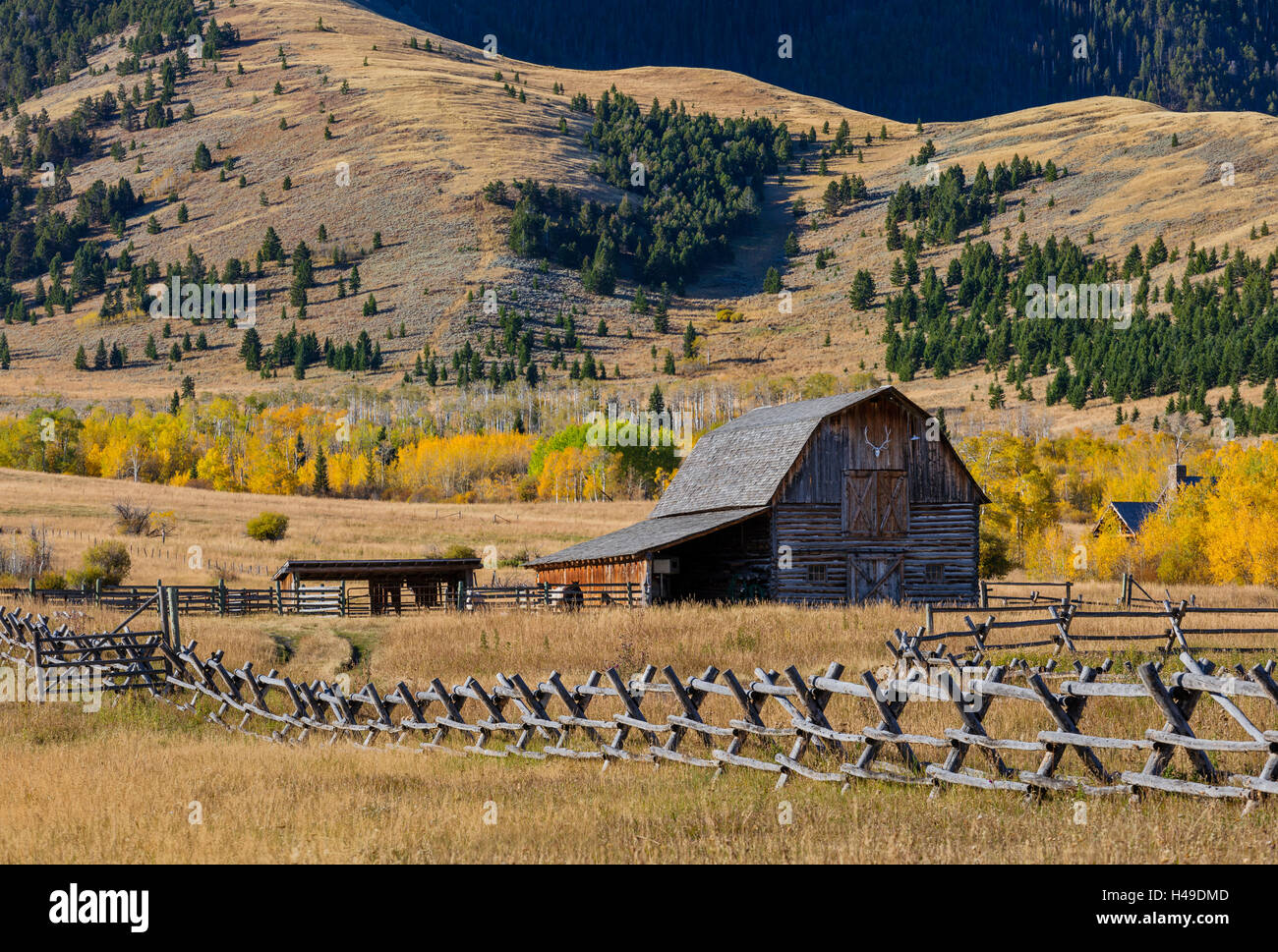 Park County, MT Wood fence line and barn in fall Stock Photo Alamy