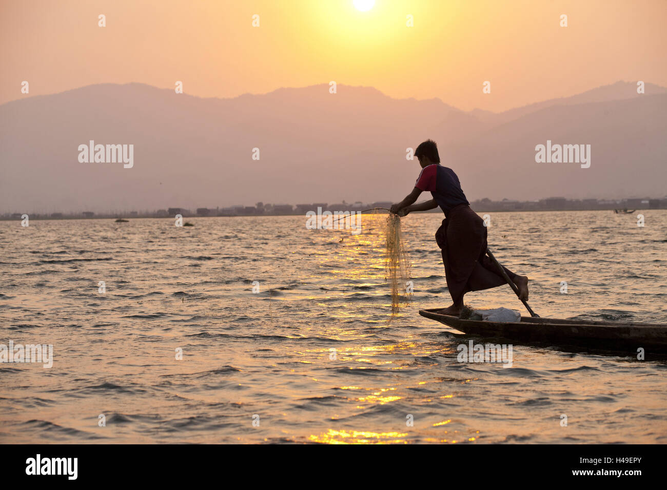 Myanmar, Shan state, region Inle lake, Samkar region, village Inle, Einbeinruderer, fisherman, Stock Photo