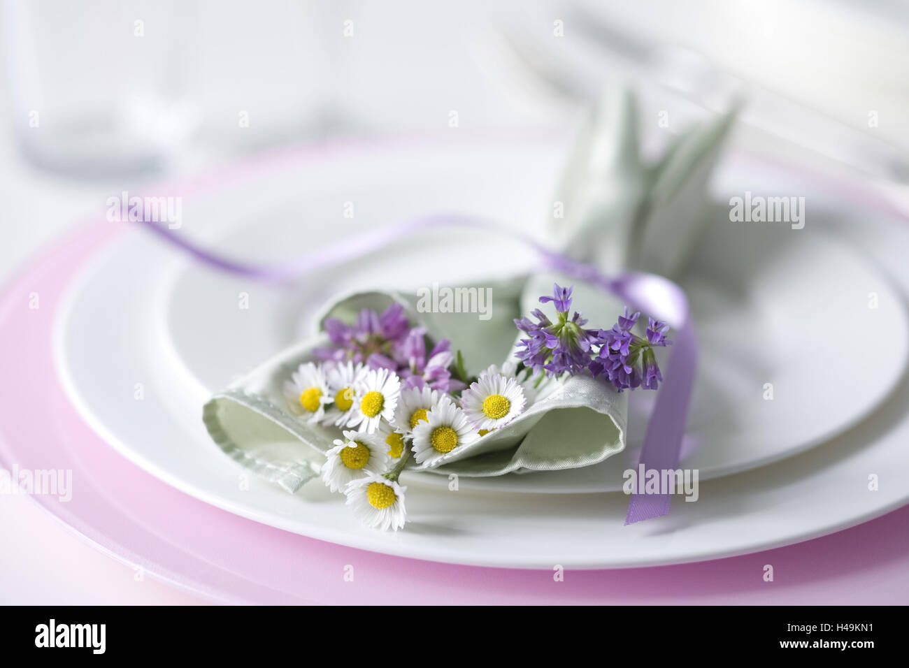 Table decoration with wild flowers Stock Photo - Alamy