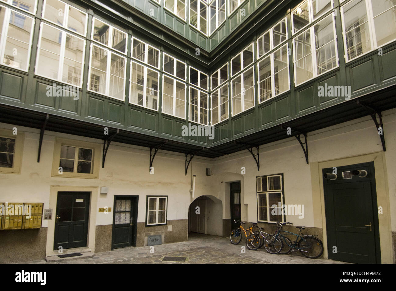 Austria, Vienna, solar bile lane, Pawlatschenhöfe, inner courtyard balconies with running around railing, Stock Photo