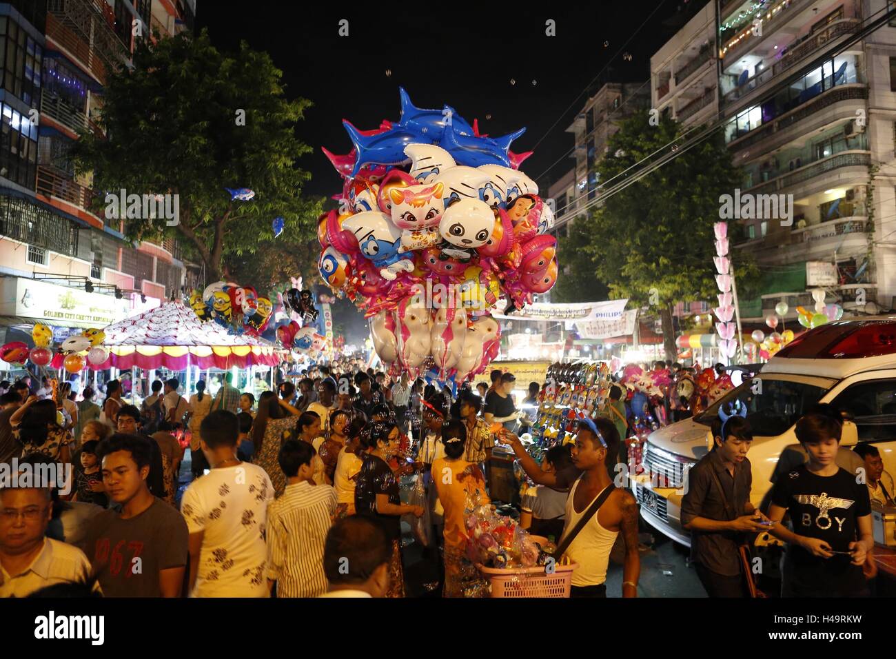 Yangon, Myanmar. 13th Oct, 2016. People celebrate the Thadingyut