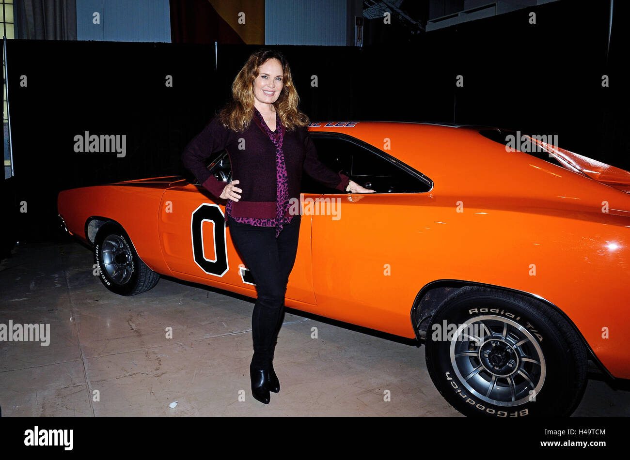 Hamilton, ON, Canada. 1st Oct, 2016. 01 October 2016 - Hamilton, Ontario, Canada. Actress Catherine Bach (best known for her role as Daisy Duke on the TV series ''Dukes of Hazzard'') at Hamilton Comic Con at the Canadian Warplane Heritage Museum. Photo Credit: Brent Perniac/AdMedia © Brent Perniac/AdMedia/ZUMA Wire/Alamy Live News Stock Photo