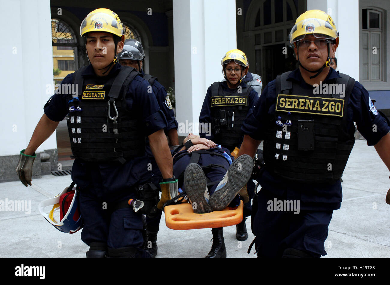Lima, Peru. 13th Oct, 2016. Members of the 'Serenazgo' Rescue Brigade take part in the 4th National School Earthquake and Tsunami Drill, which is organized by the Education Ministry of Peru, in Lima, capital of Peru, on Oct. 13, 2016. © Luis Camacho/Xinhua/Alamy Live News Stock Photo